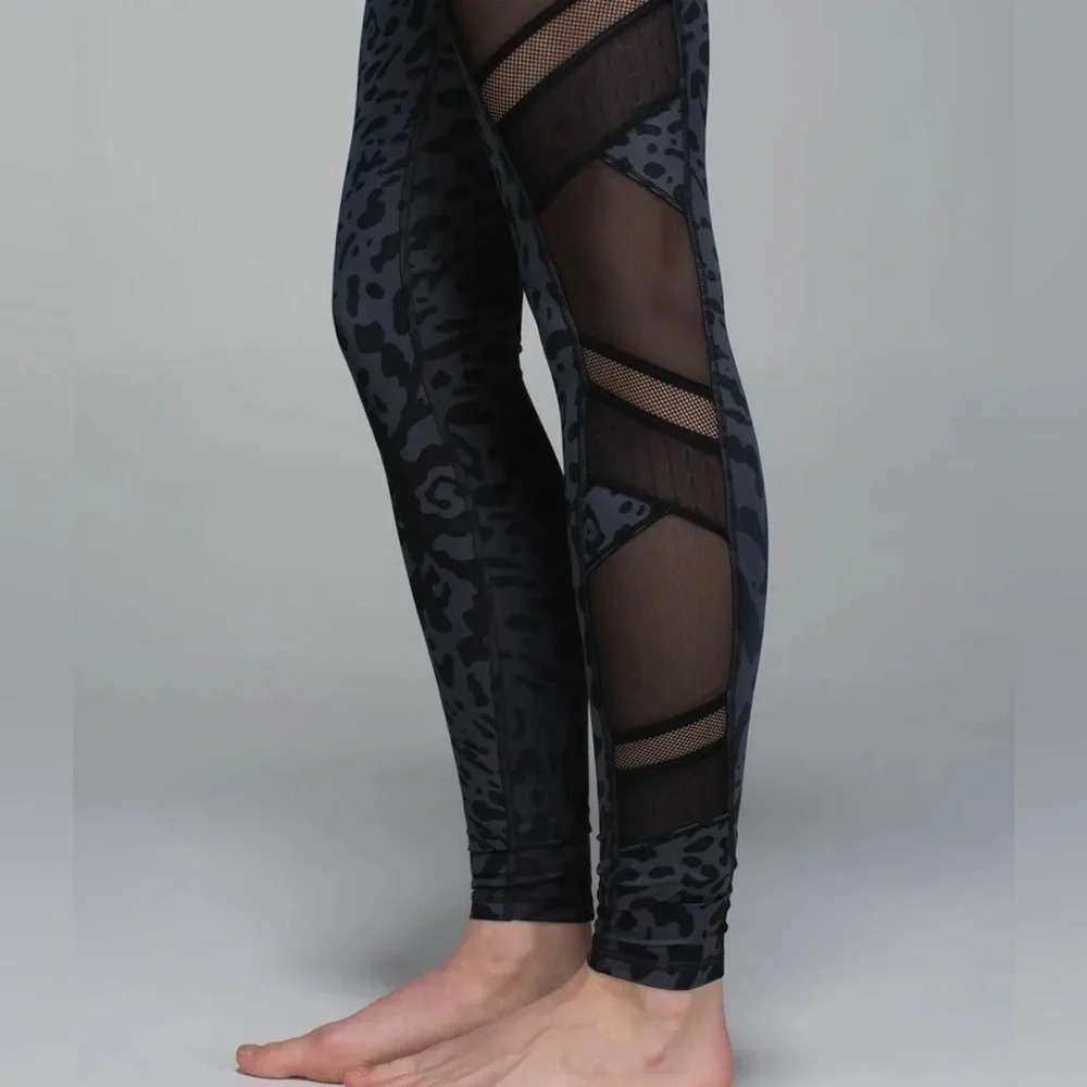 Lululemon Just Breathe animal swirl deep coal print compressionleggings Sz-2 H20